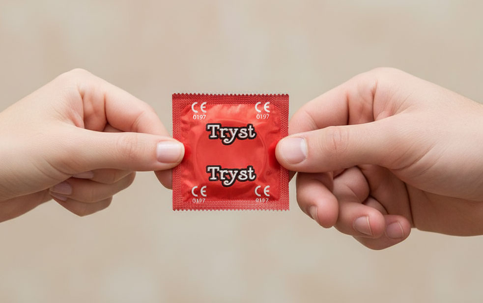 Чорна упаковка TRYST Texture 12 шт з жовтими елементами, напис ребра і точки