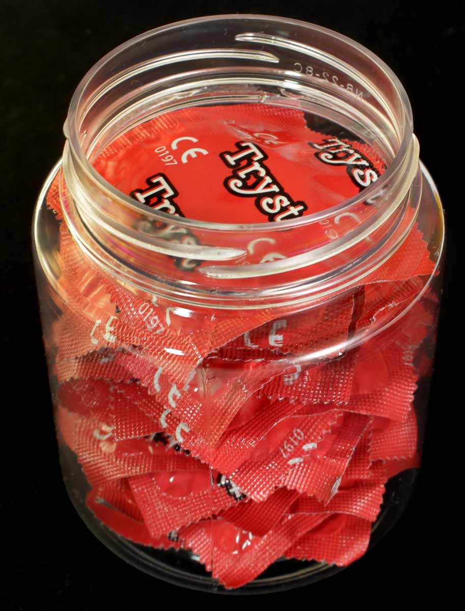 Прозрачная пластиковая банка с оранжевой крышкой и 15 презервативами TRYST 'Кое-что к чаю...'