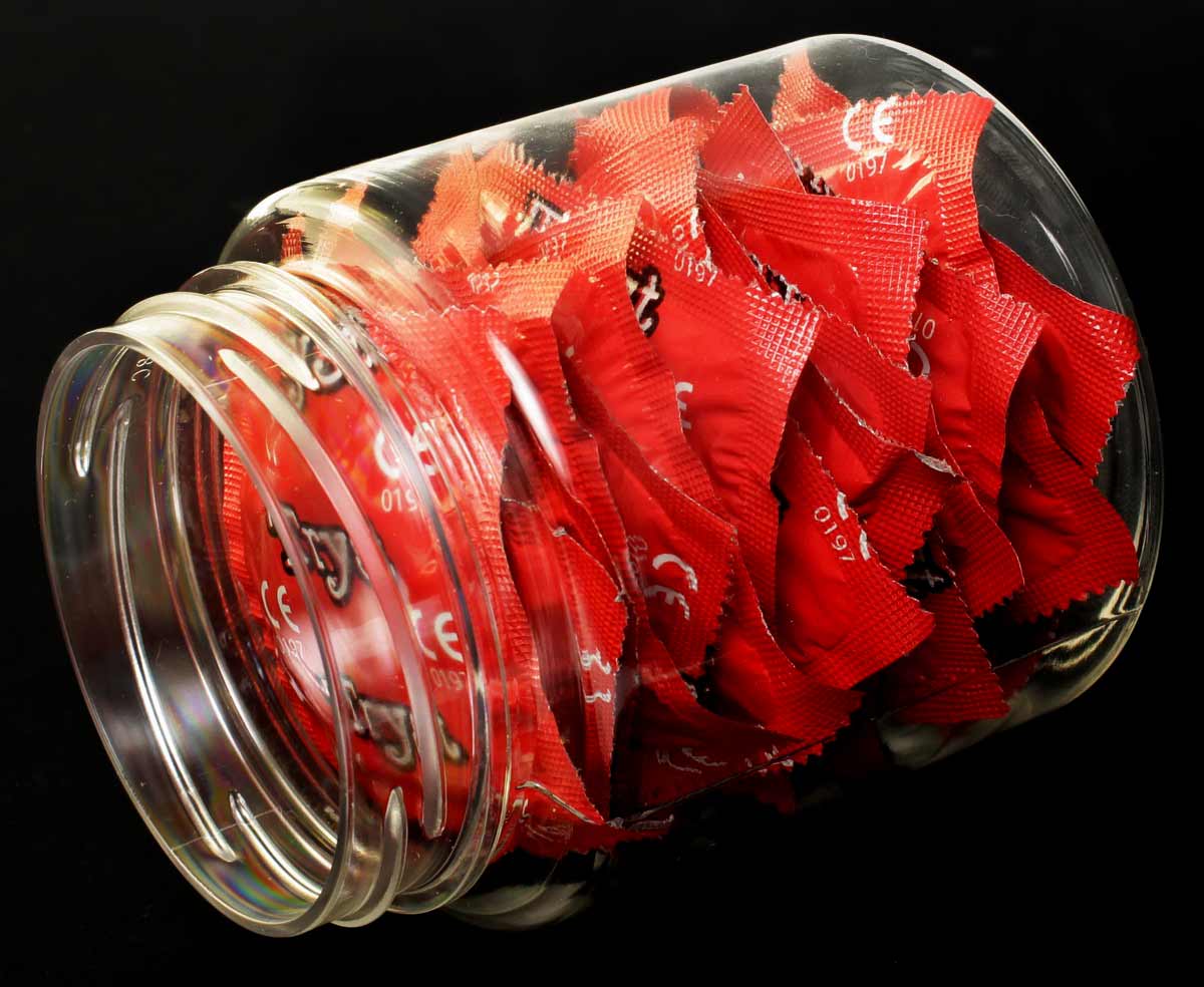 Прозрачная пластиковая баночка TRYST с жёлтой крышкой и этикеткой 'Кое-что к чаю...' 15 шт