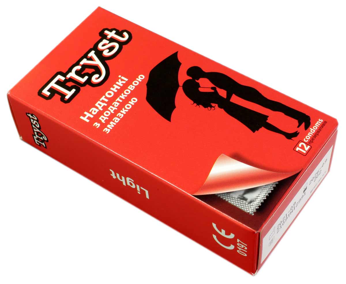 Срібляста коробка TRYST Light з написом 12шт ultra thin на чорному фоні