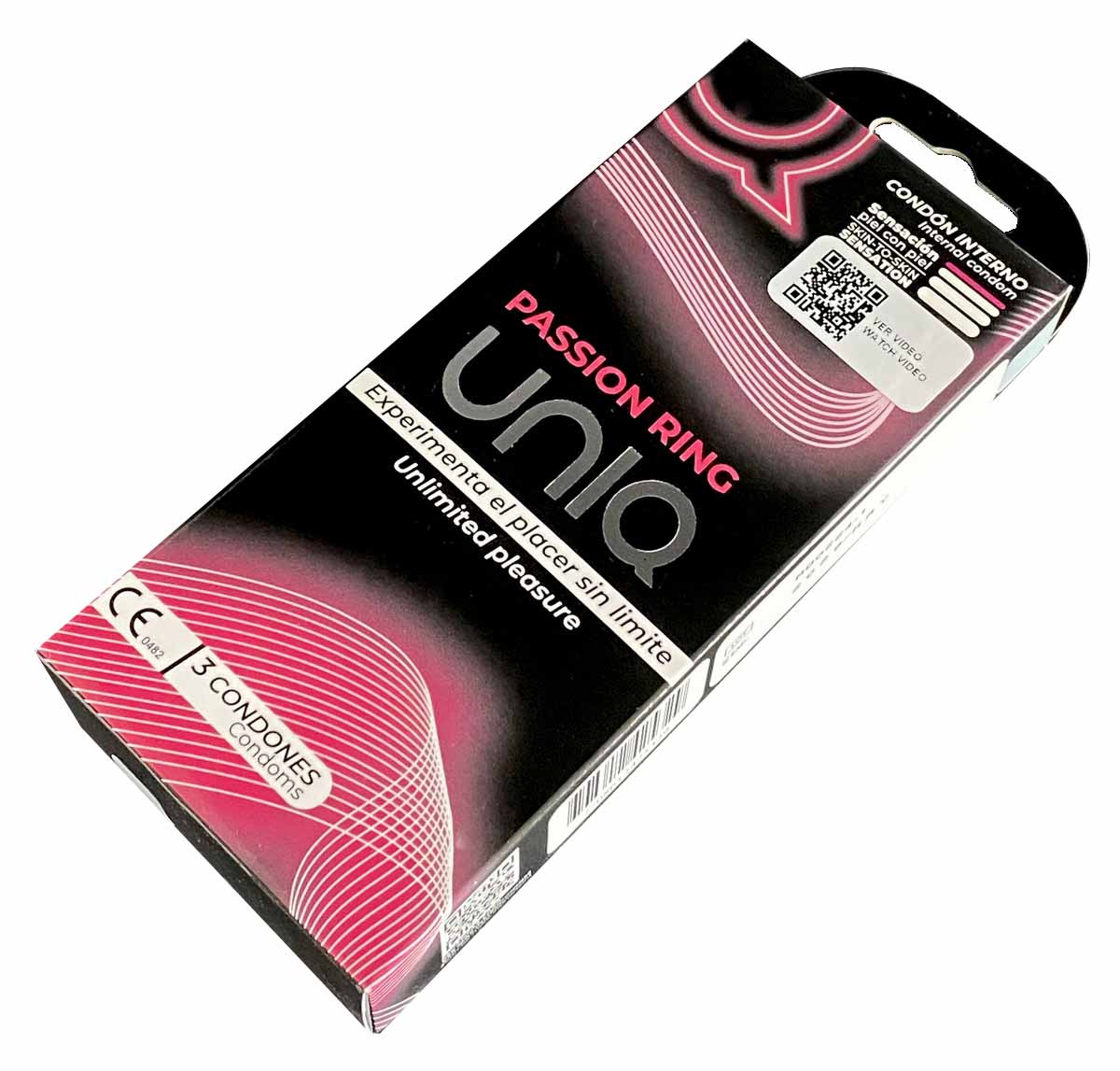 Білий фон, прозорий пластиковий пакет із трьома жіночими презервативами UNIQ Passion Ring